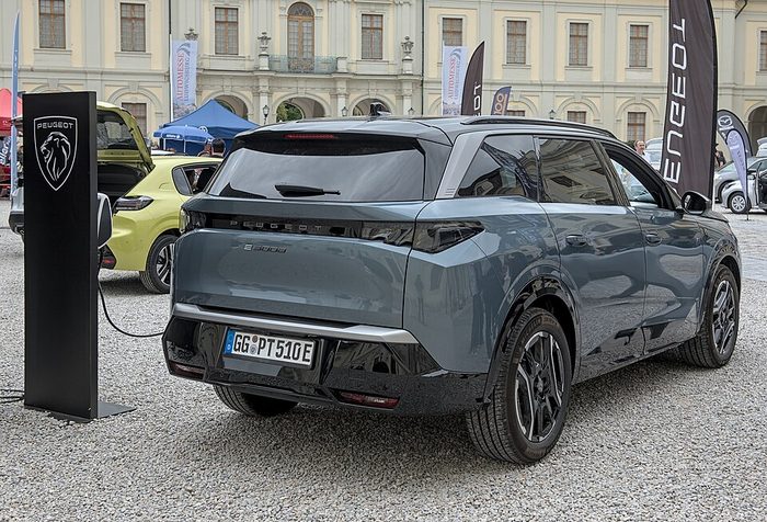Peugeot e-5008