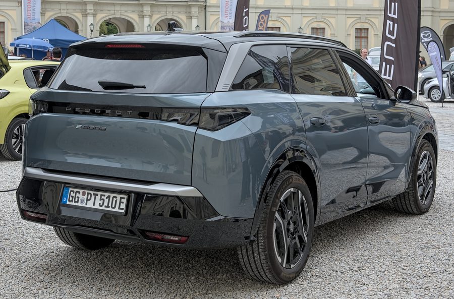 Peugeot e-5008